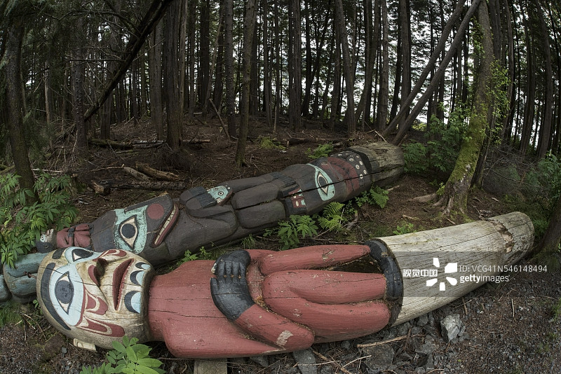 等待维修的图腾柱图片素材