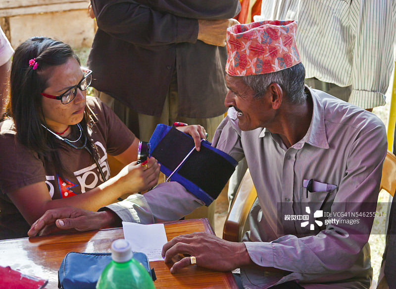 尼泊尔地震救援任务中的尼泊尔健康发展协会图片素材