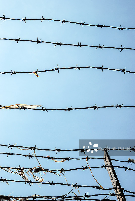 带刺铁丝网轮廓图片素材