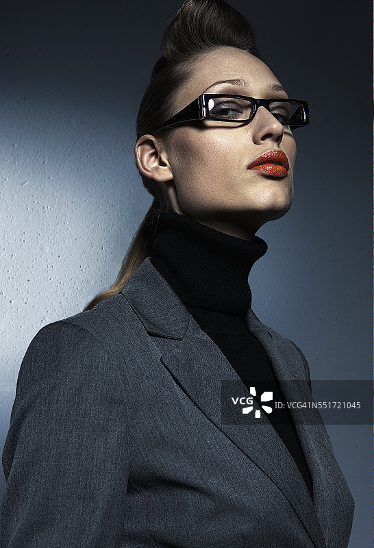 戴眼镜和高领毛衣的女商人图片素材