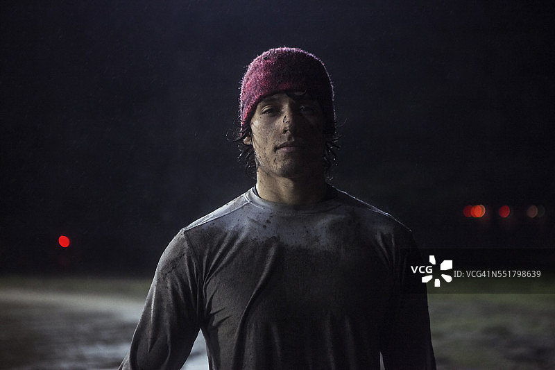 橄榄球运动员在球场上的肖像图片素材