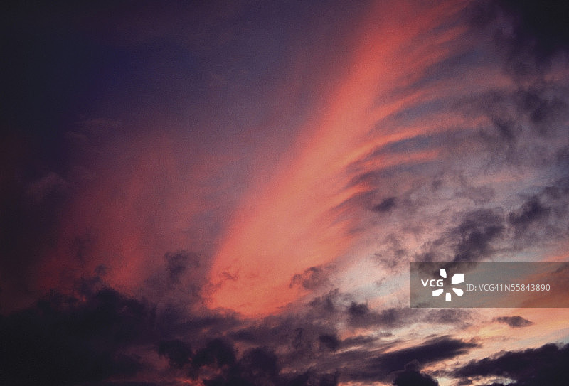日落时分的 Pileus 和高层云图片素材