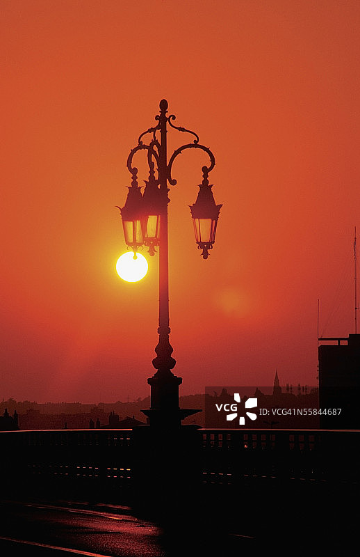 法国波尔多Le Pont de Pierre桥日落时的街灯图片素材