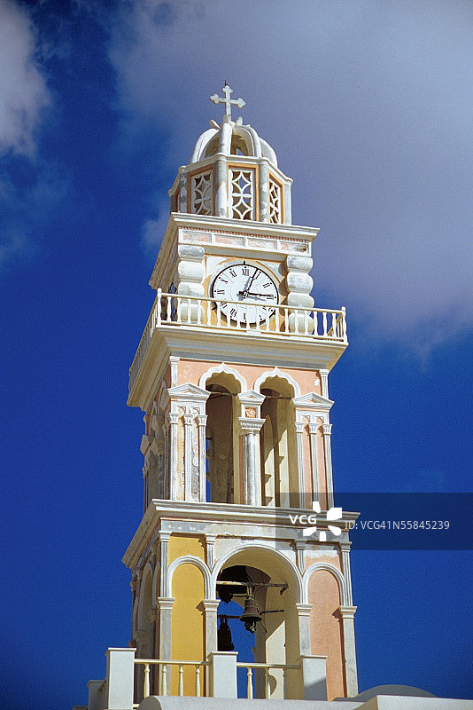 低角度拍摄的希腊圣托里尼天主教堂钟楼图片素材