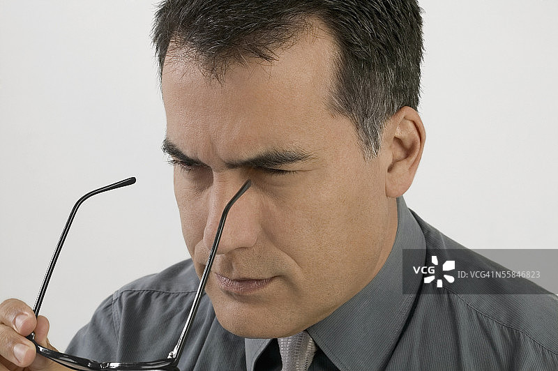 商人手持眼镜图片素材