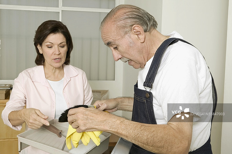 年长夫妇准备粉刷房间图片素材