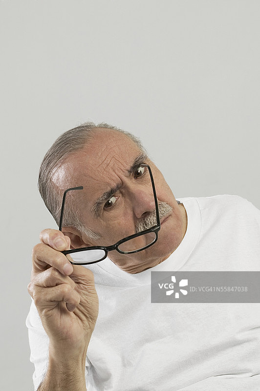 老年男人摘下眼镜图片素材