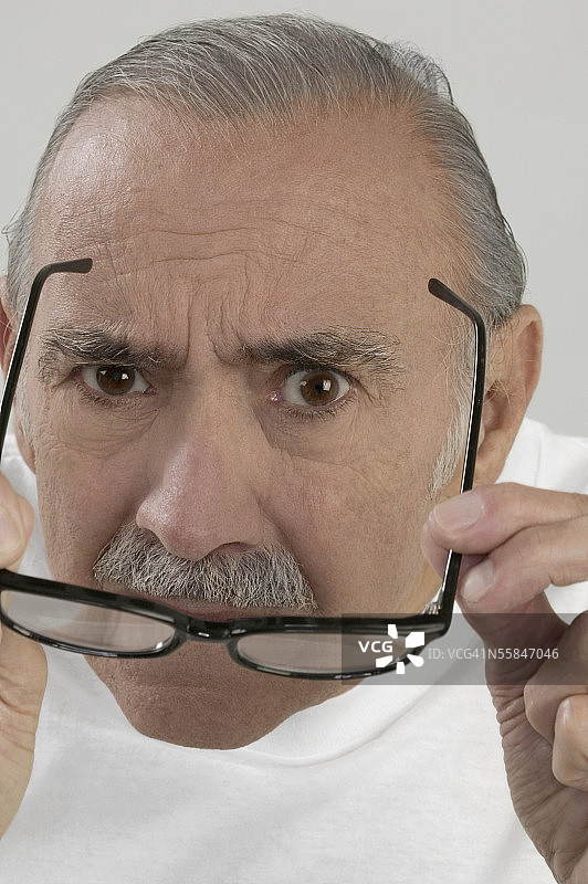 老年男人摘下眼镜图片素材