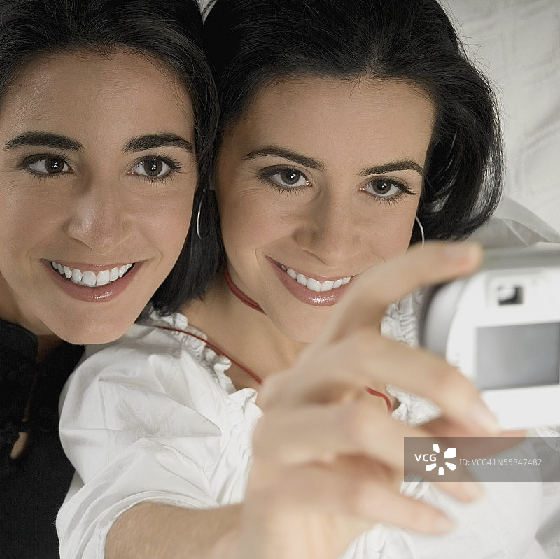 两个年轻女人自拍特写图片素材
