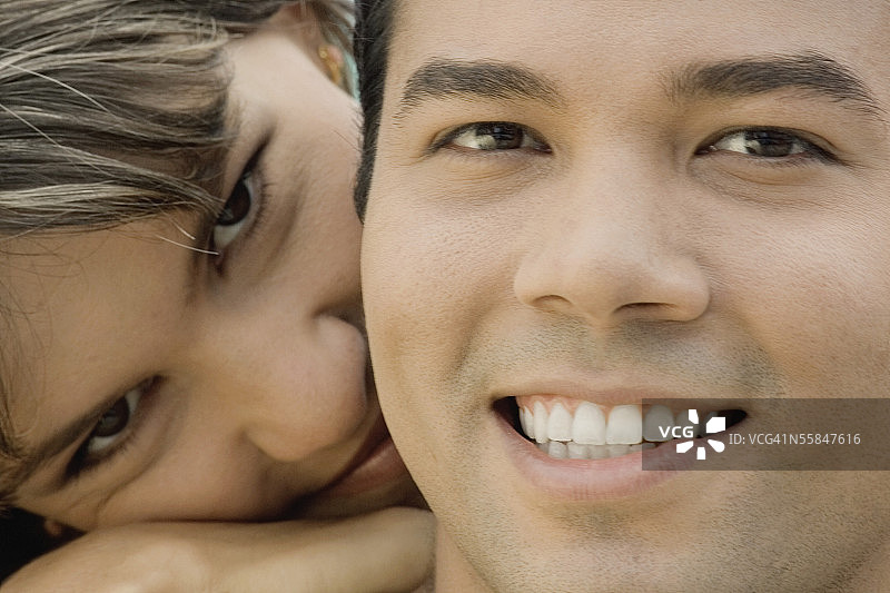 年轻情侣的微笑特写图片素材