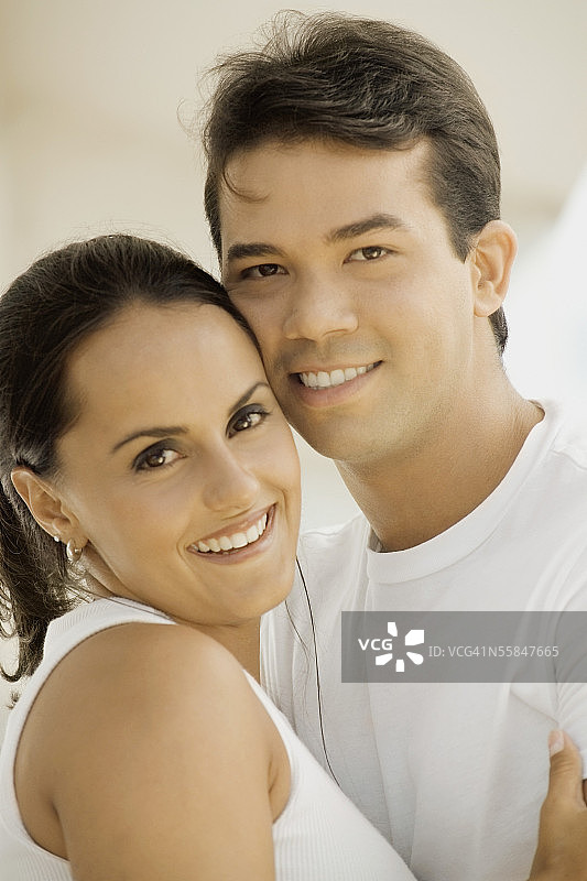 年轻夫妇互相拥抱的肖像图片素材