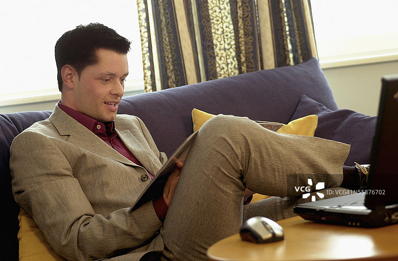 坐在桌旁的商人图片素材