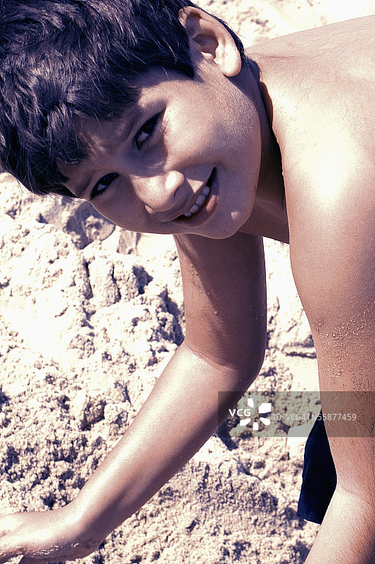 在户外玩耍的拉丁裔男孩图片素材