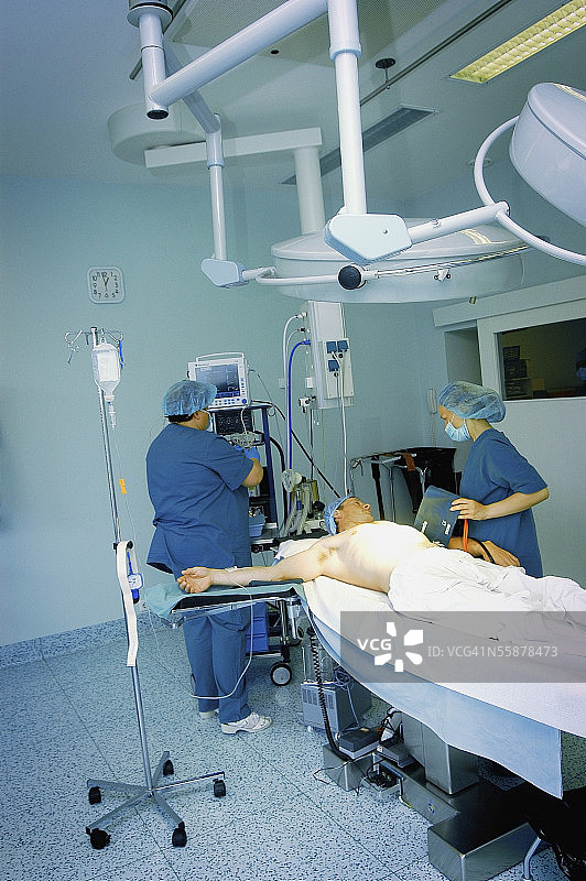两位女护士在手术室准备手术图片素材