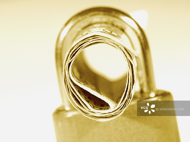 挂锁里的纸币卷特写图片素材