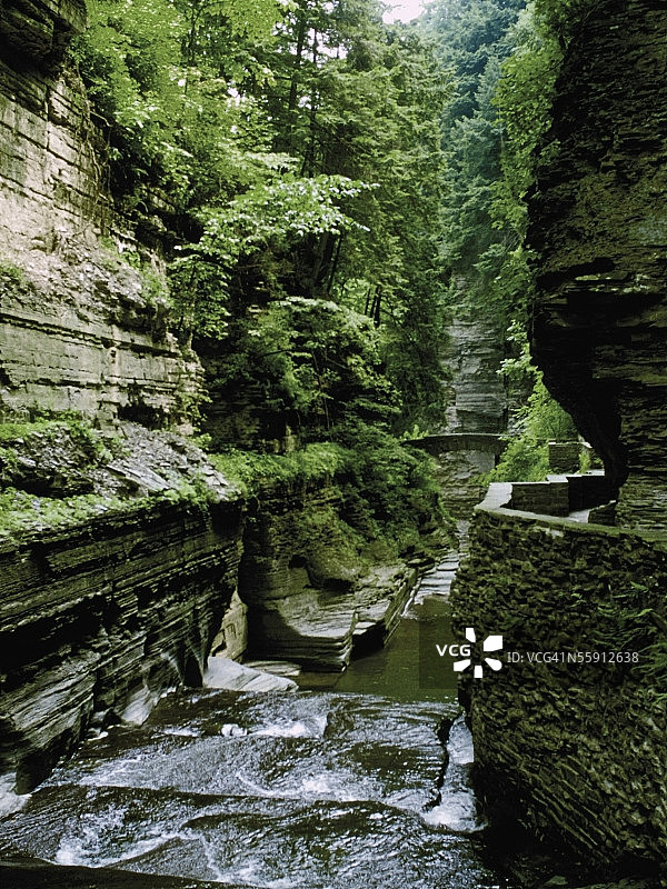 水流过峡谷图片素材