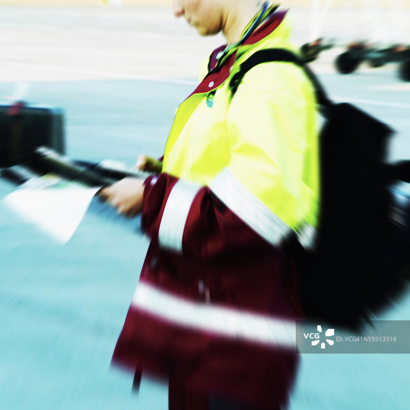 女人站立的截面图图片素材