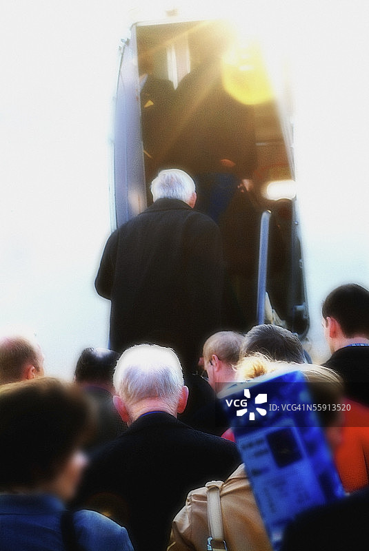 一群乘客登上飞机的背影图片素材