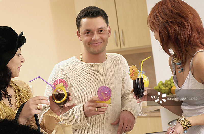 中年男人和两位中年女性的鸡尾酒肖像图片素材