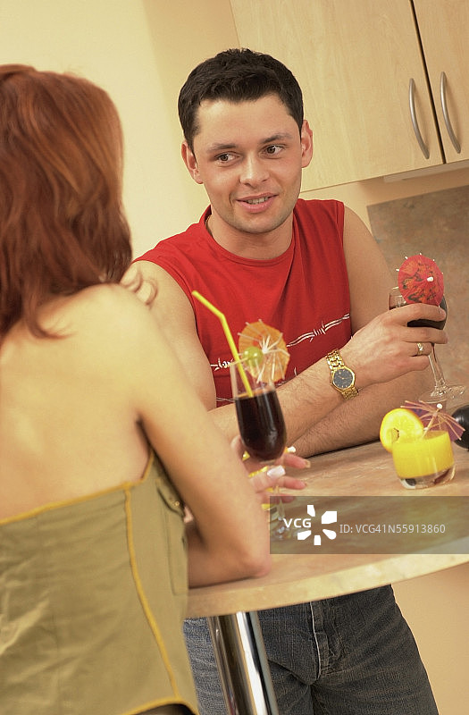 中年夫妇喝鸡尾酒图片素材