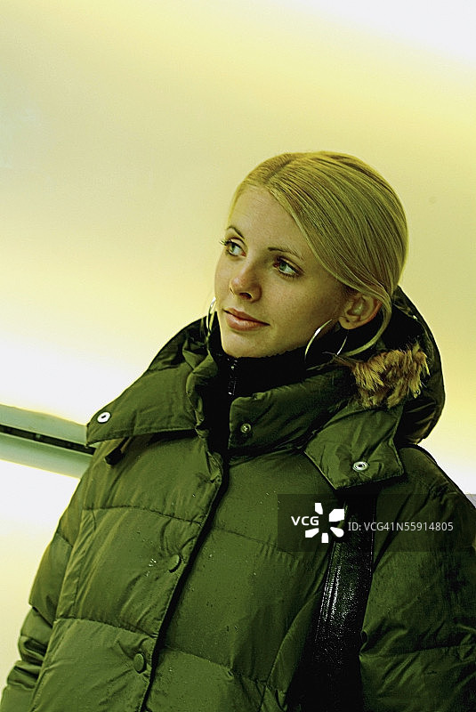 中年妇女穿着夹克图片素材