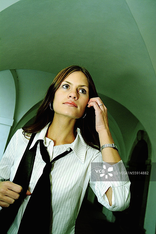 手放在头发上的中年妇女（低角度）图片素材