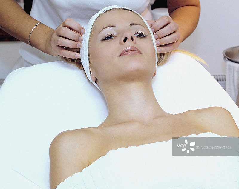 俯视角度拍摄的正在接受头部按摩的中年妇女图片素材