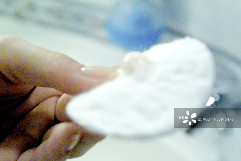 女人手中的化妆棉特写图片素材