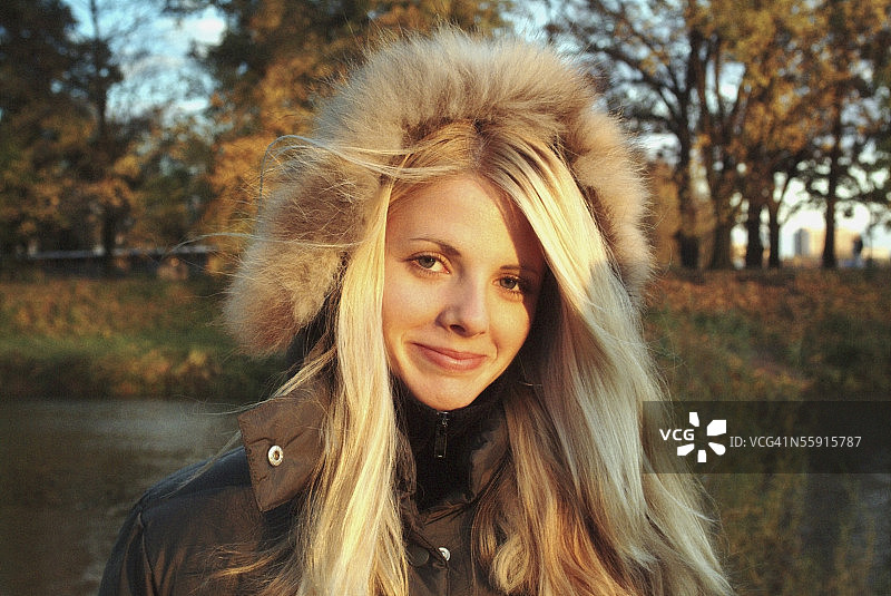 一个微笑的中年妇女的肖像图片素材