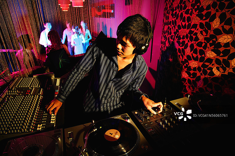 在俱乐部里玩音乐的年轻男人图片素材