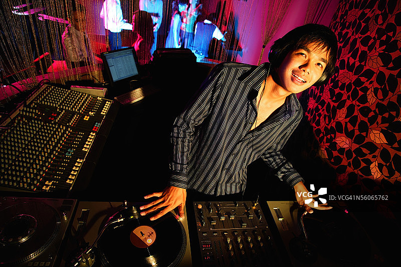 在俱乐部里抬头观望的年轻男人图片素材