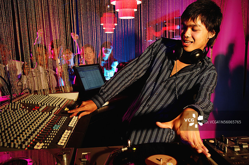 在俱乐部里玩音乐的年轻男人图片素材