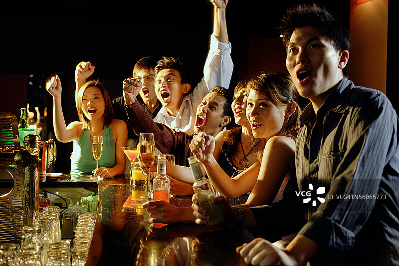 一群朋友坐在酒吧里观看图片素材