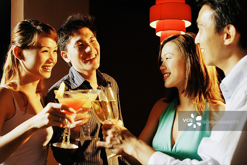 举杯庆祝的情侣图片素材