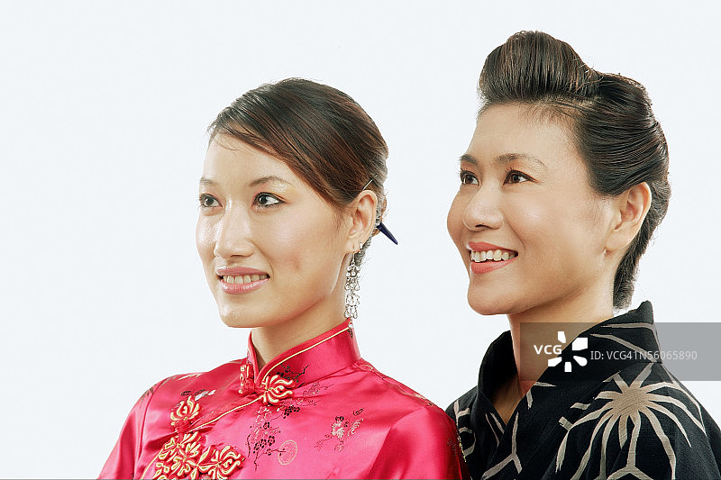 两名女子身穿传统服装，看向远方，肖像图片素材