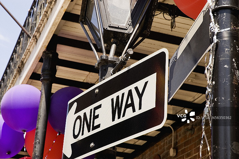 波旁街的单行道标志，低角度视角图片素材