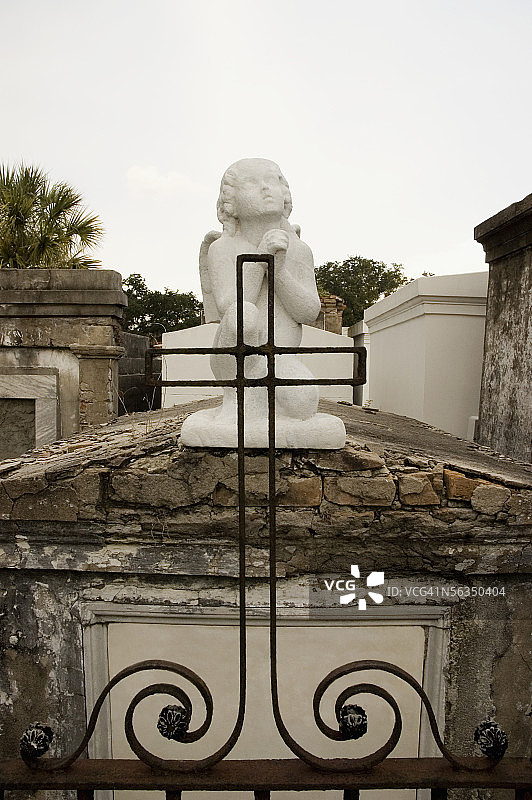 墓地上方的天使雕像图片素材
