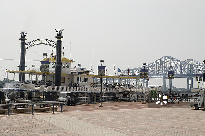 在密西西比河上划桨船的人们图片素材