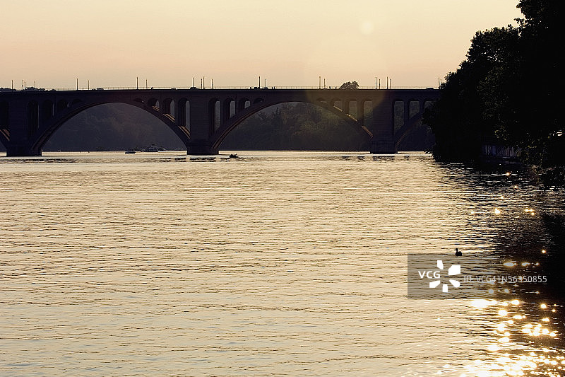 华盛顿特区日落时分的Key Bridge全景图片素材
