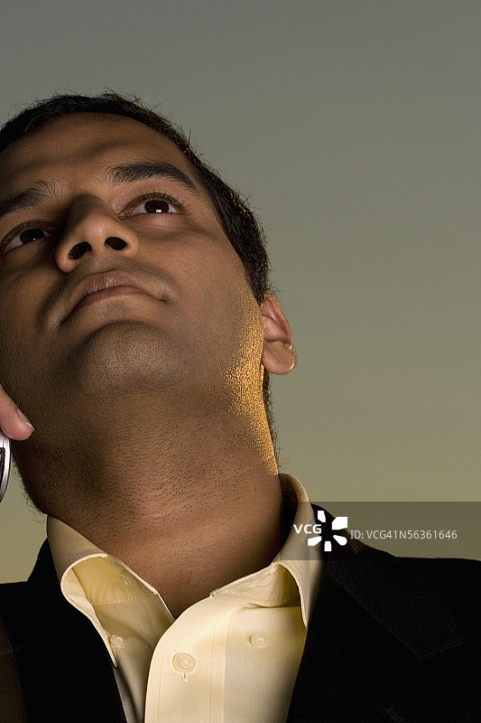 青年男子用手机交谈的低角度视图图片素材