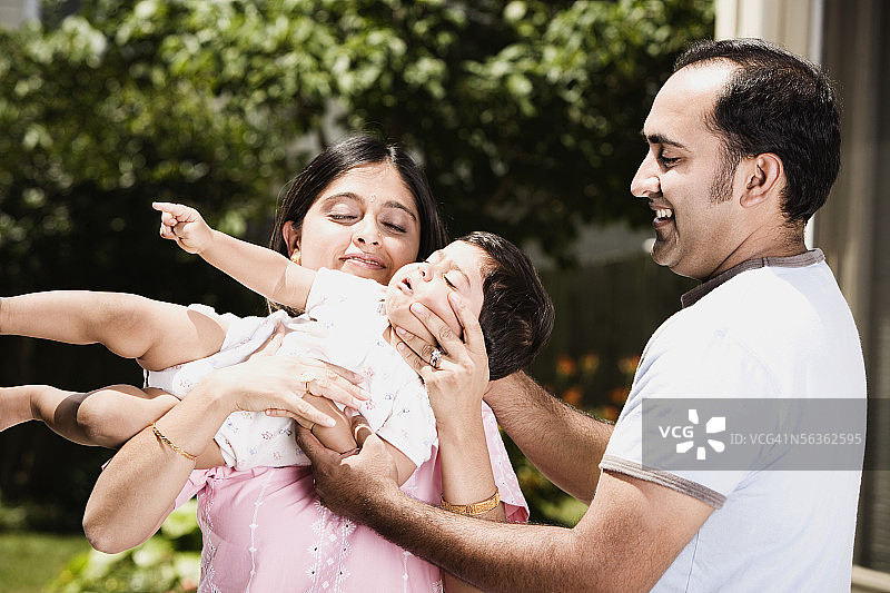 中年夫妇和儿子玩耍图片素材