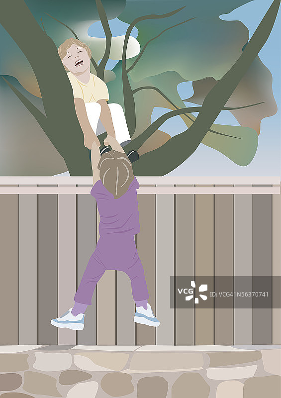 坐在树上拉起朋友的男孩图片素材