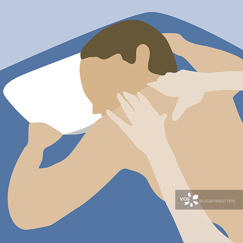 男人享受背部按摩，正面躺卧，仰视图片素材