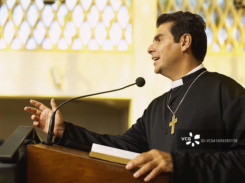 仰视正在布道的牧师图片素材