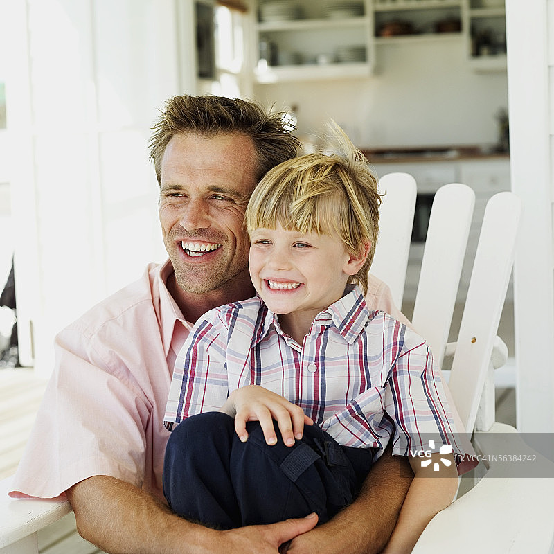 父亲和儿子坐在椅子上图片素材