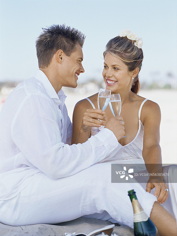 新婚夫妇敬酒图片素材