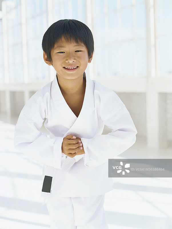 鞠躬的男孩肖像图片素材