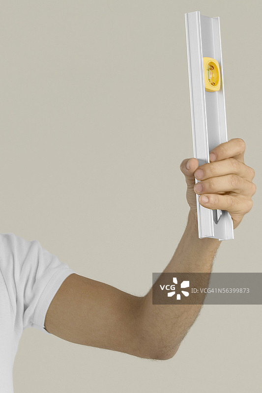 男人手臂拿着水平仪图片素材