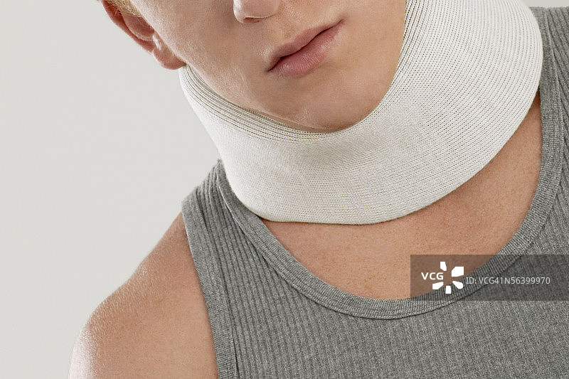 戴着颈托的年轻男人图片素材