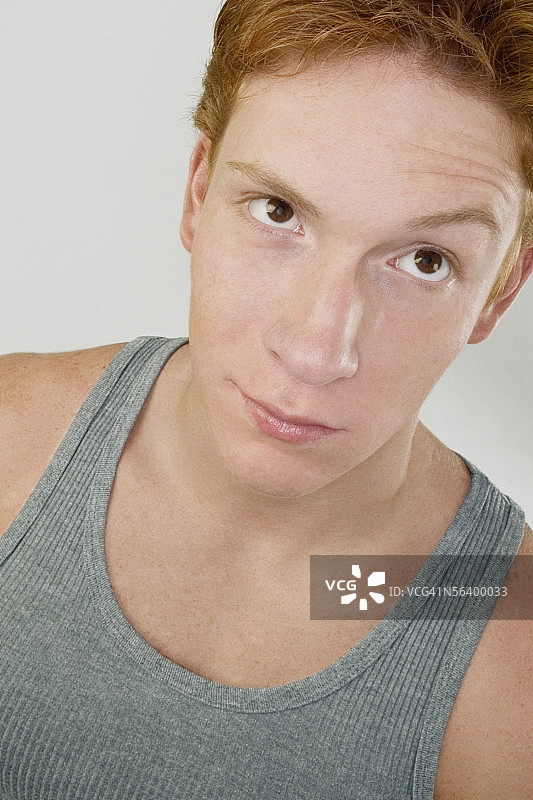 身穿灰色背心的年轻男子高角度景观图片素材